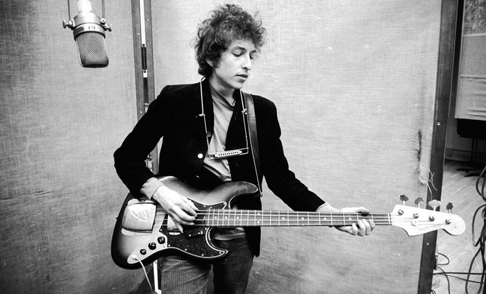 Молодой Боб Дилан в студии за работой.