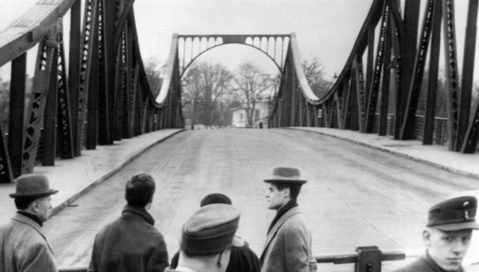 Глиникский мост в день обмена лётчика Гэри Пауэрса и советского разведчика Рудольфа Абеля в 1962 году. / Фото: dpa/picture Alliance