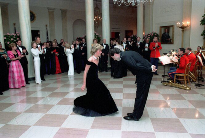 По просьбе первой леди Нэнси Рейган, Джон Траволта пригласил леди Ди на танец. / Фото: graziamagazine.ru