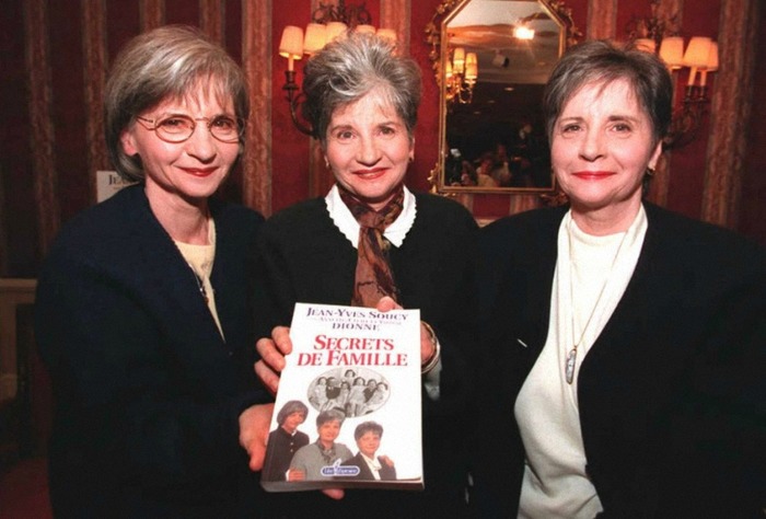 Три сестры на презентации книги об их семье.