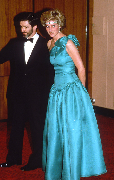 Легендарный банкет 1985 года и Диана с ожерельем в качестве повязки. / Фото: vanityfair.com
