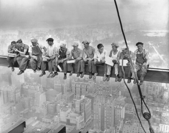 Знаменитая фотография «Обед на вершине небоскрёба». / Фото: Getty Images