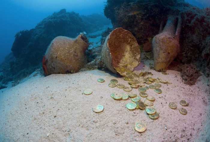 Торговые суда перевозили много золота, поэтому мародёры часто грабят, обнаруженные археологами, корабли.