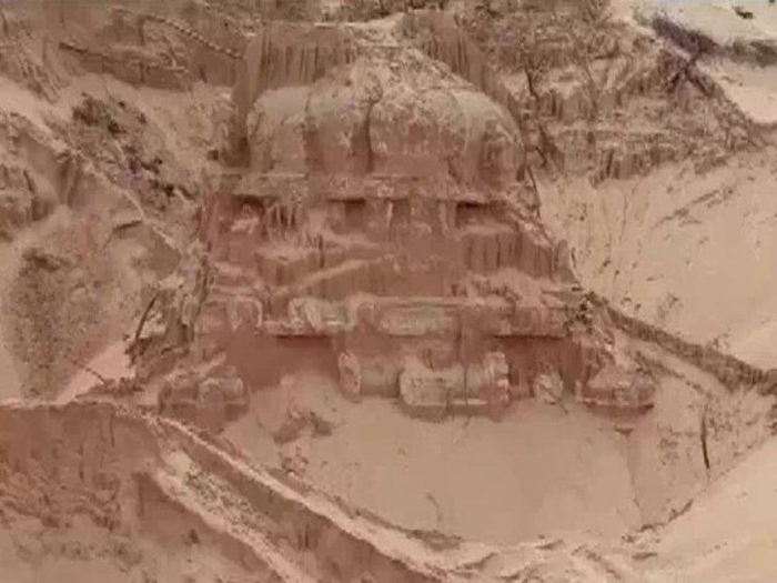 Храм снова показался из глубины песка.