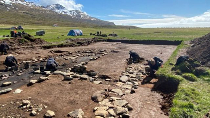 Самые последние из найденных длинных домов поселений викингов содержат невероятно ценный и самый древний тайник артефактов, когда-либо найденных доселе в Исландии. 