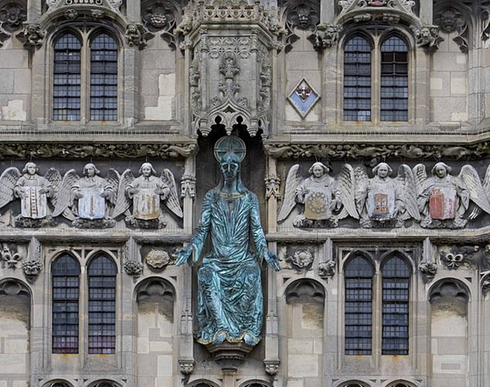 Статуя Христа на троне в окружении ангелов над дверным проемом Кентерберийского собора.