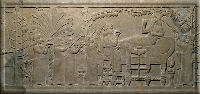Рельеф, изображающий Ашшурбанипала, отдыхающего в своём саду. Голова эламского царя свисает с дерева слева. 645–635 до н.э.