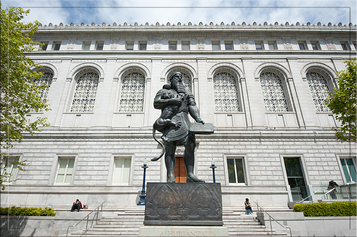 Современная статуя Ашшурбанипала как основателя первой библиотеки. Сан-Франциско.