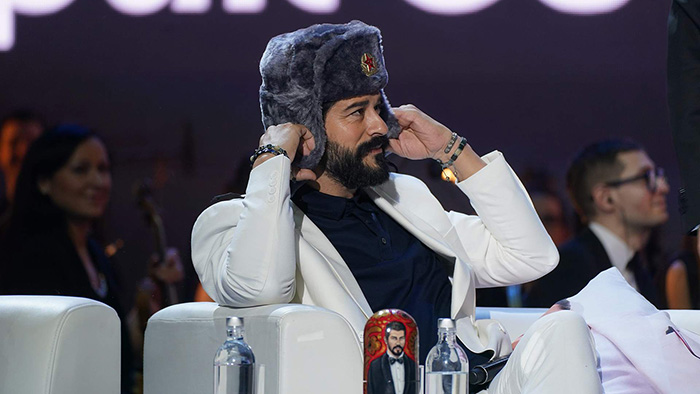 Актёр примерил шапку-ушанку. / Фото: iz.ru