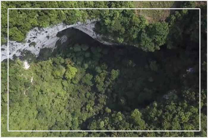 Воронка глубиной около 200 метров в Китае скрывала в себе первобытный лес.