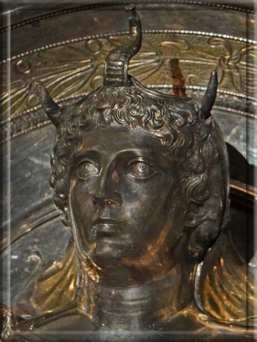 Вероятное изображение Клеопатры Селены II на позолоченном серебряном блюде из сокровищ Боскореале, I век до н.э.