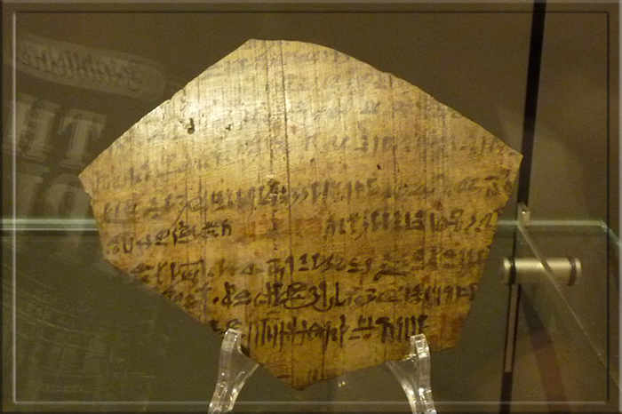 Остракон с фрагментом истории, хранящийся в Египетском музее в Турине.