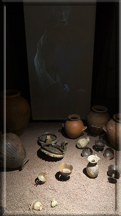 Реконструкция гробницы этрусских серебряных рук в Вульчи. В комнате было много прекрасных предметов, таких как медные и керамические сосуды, чашки.