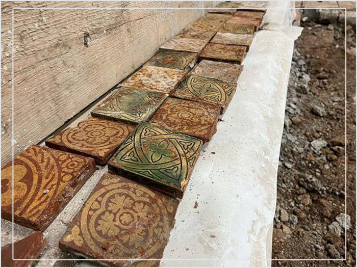 Викторианские плитки, обнаруженные в Эксетерском соборе.