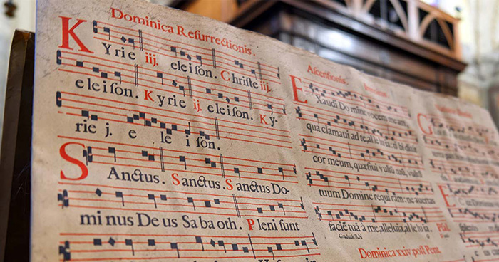 Книга григорианских песнопений в соборе. / Фото: Adobe Stock