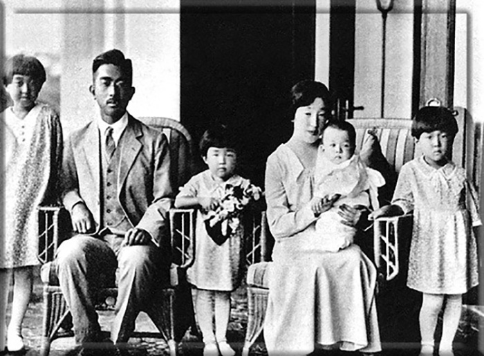 Император Хирохито с семьёй.