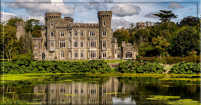 Замок Джонстаун и озеро, Уэксфорд, Ирландия.