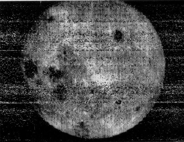 Первая фотография обратной стороны Луны, сделанная станцией «Луна-3» 7 октября 1959 года. / Фото: amusingplanet.com