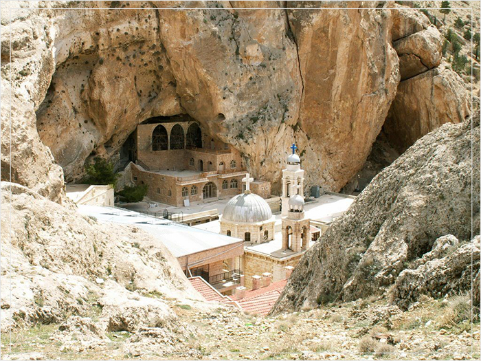 Пещера святой Фёклы и современный монастырь.