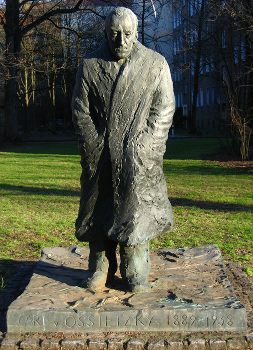 Памятник Карлу фон Осецкому. / Фото: dic.academic.ru