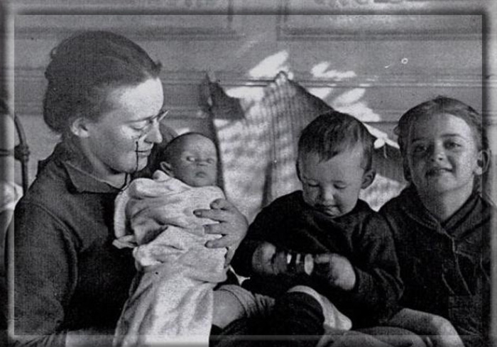 Елизавета Юрьевна Скобцова с детьми в эмиграции.