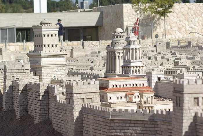 Модель дворца Ирода в Иерусалиме, показывающая три башни, которые он назвал именами самых близких ему людей. Слева направо: Фазаил, Гиппик и Мариамна. / Фото: Wikimedia Commons