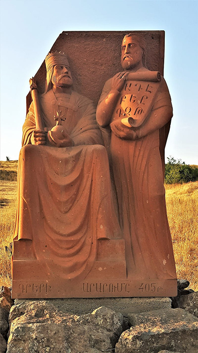 Памятник Врамшапуху и Месропу, установленный в Апаране, Армения. / Фото: Wikimedia Commons