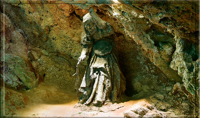 Скульптура Матушки Шиптон в пещере.
