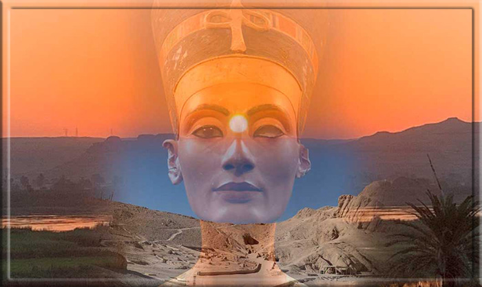 Нефертити была верховной жрицей бога солнца Атона.
