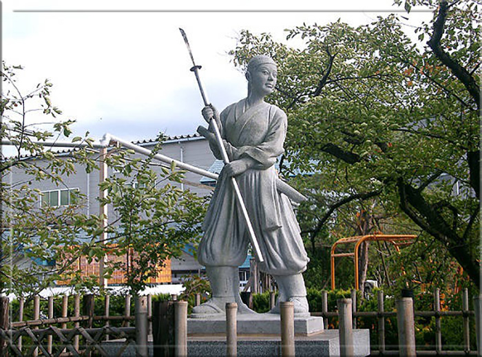 Памятник Накано Такеко.