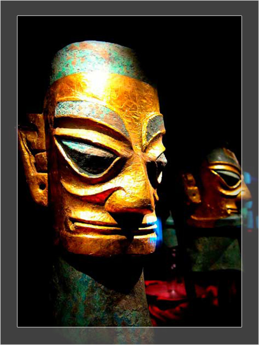 Эти почти 3000-летние бронзовые головы Саньсиндуй с масками из золотой фольги выглядят как современное искусство и многое говорят о передовых металлургических навыках народа Саньсиндуй.