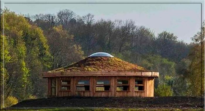Художественное изображение будущего круглого дома, который будет построен на кургане Святой Невесты в Гластонбери. 