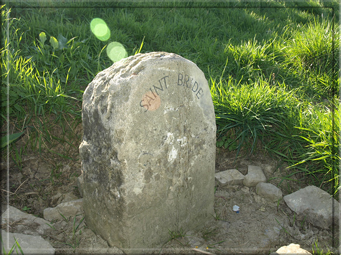 Камень, обозначающий местоположение кургана Святой Невесты.