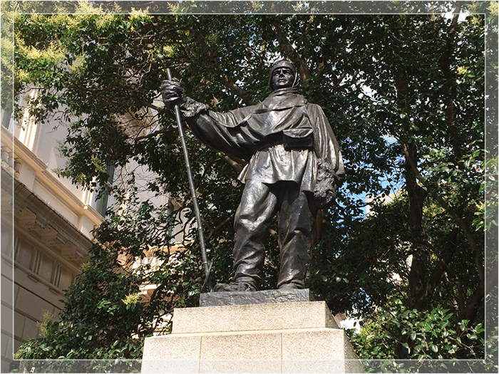 Кэтлин Скотт изваяла эту бронзовую статую на площади Ватерлоо в Лондоне в память о своем любимом муже Роберте Фалконе Скотте.