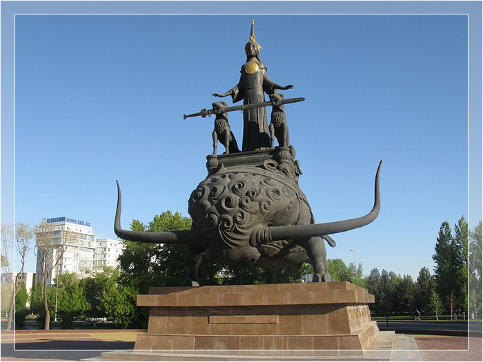 Памятник царице Томирис в Астане.