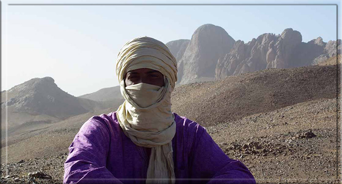 Туарег с традиционным тагельмустом на лице и с головным убором в горах Хоггар, Алжир.
