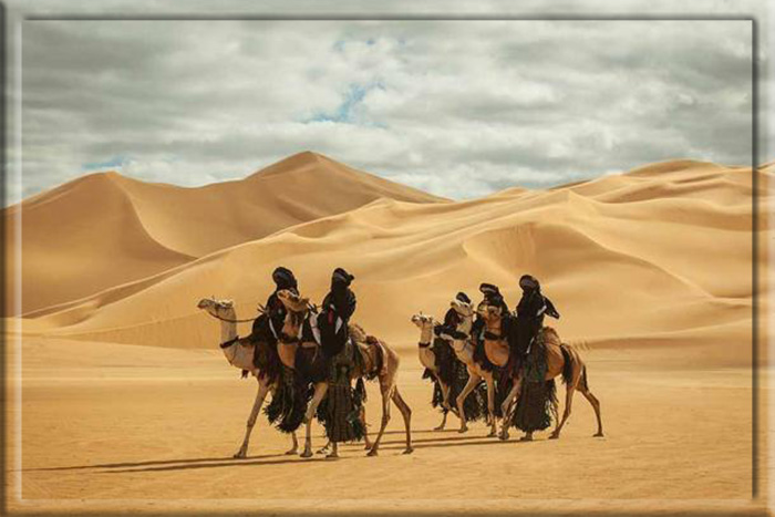 Группа туарегов в пустыне.