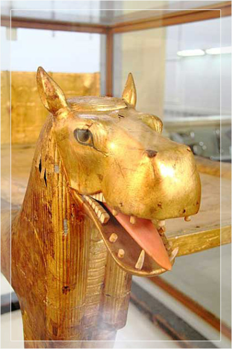 Золотая голова животного с ритуального ложа.