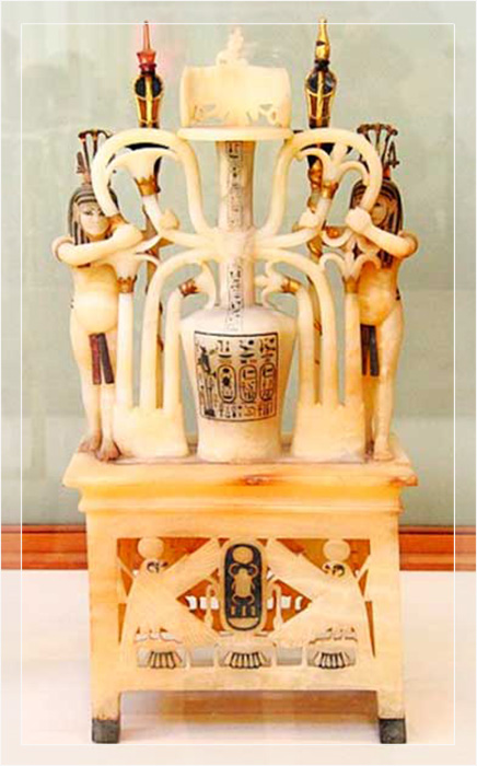 Сосуд с изображениями богов Нила, символически объединяющих Верхний и Нижний Египет, алебастр, золото, слоновая кость, из гробницы Тутанхамона.