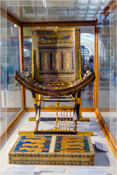 Богато украшенный золотой трон и подставка для ног.