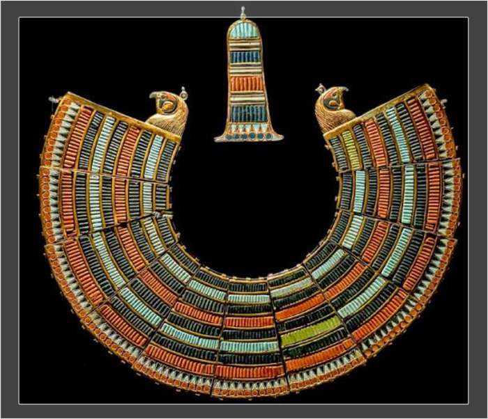 Ожерелье из полудрагоценных камней с застёжкой в виде сокола, найденное на мумии Тутанхамона.