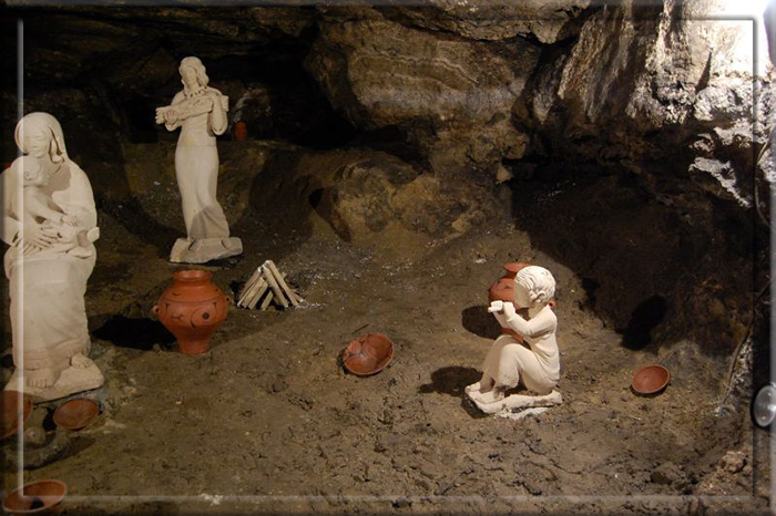 В пещере Вертеба находится уникальный подземный музей.