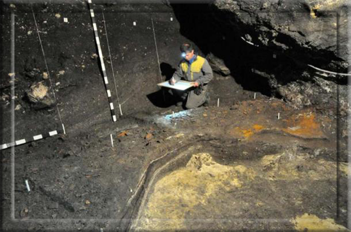 Археолог Михаил Сохацкий проводит раскопки в пещере Вертеба в Украине, где были обнаружены свидетельства трипольской культуры.