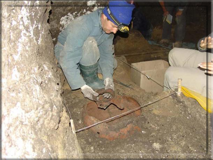 Археологи нашли кувшин для хранения в пещере Вертеба, где были обнаружены свидетельства трипольской культуры.