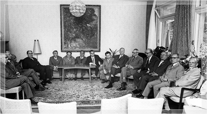 Члены политбюро ЦК СЕПГ в гостях у Вальтера Ульбрихта по случаю его дня рождения в 1972 году.
