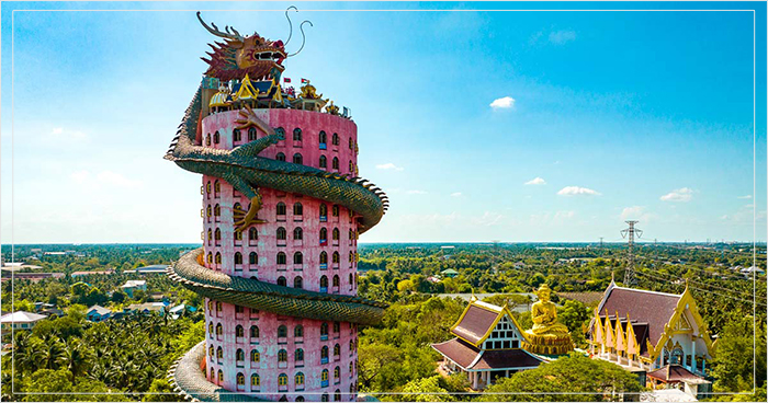 Розовая башня, которую обвивает гигантский зелёный дракон, невероятно впечатляет.