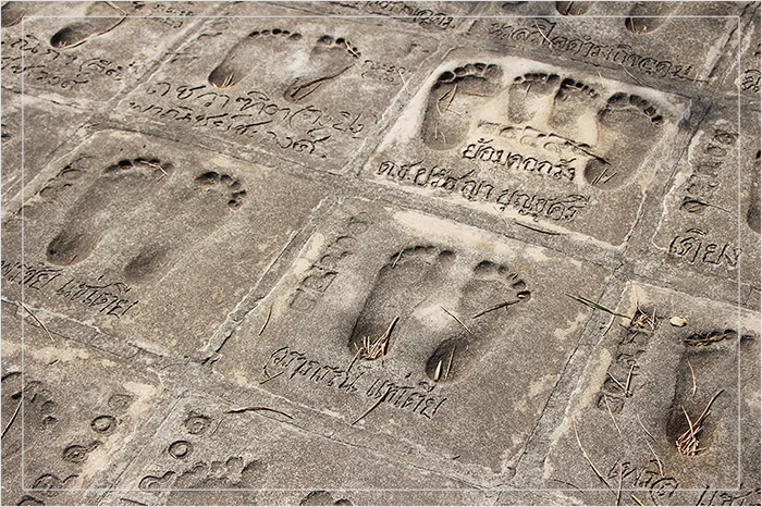 Отпечатки рук и ног можно увидеть на тропе ведущей из храма.