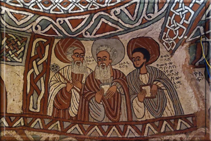 На фресках изображены святые и различные библейские сюжеты.