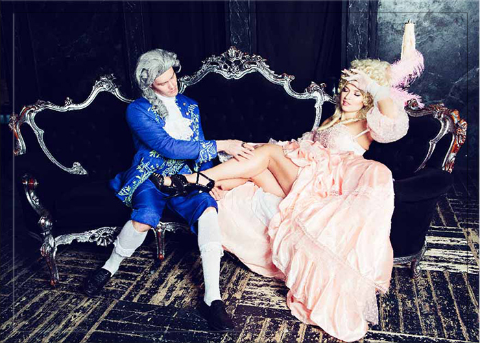 Французская королева резвится с французским джентльменом. Фотография в стиле эпохи Возрождения.
