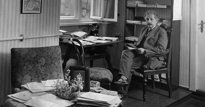 Над доказательствами теории относительности учёные работали много лет спустя после смерти Эйнштейна. / Фото: babel.ua